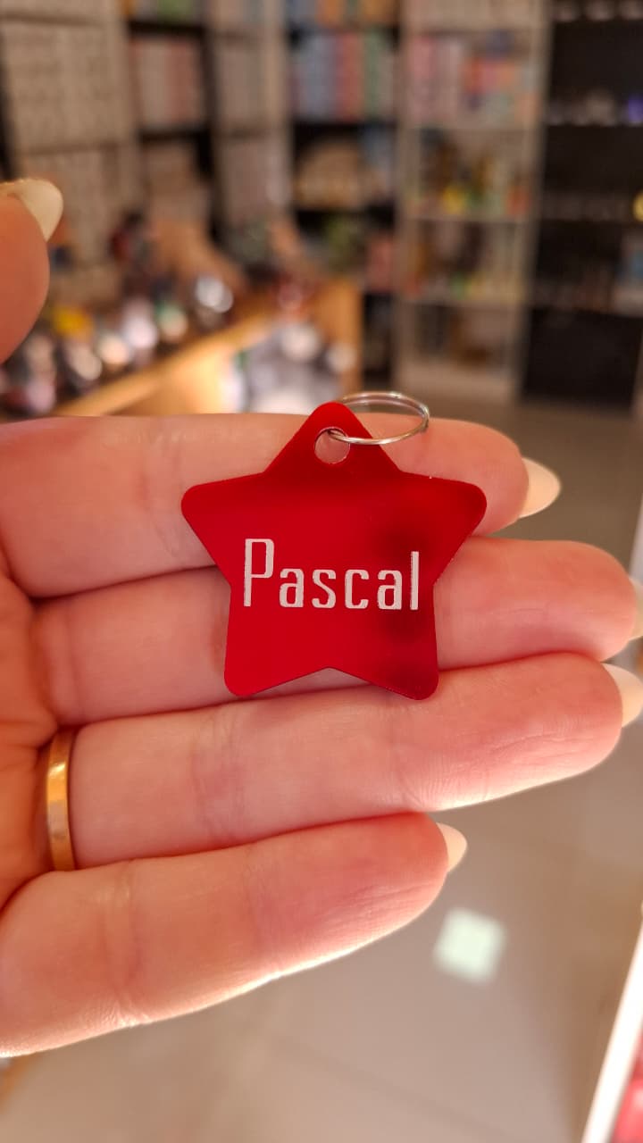 Llavero rojo en forma de estrella con nombre grabado